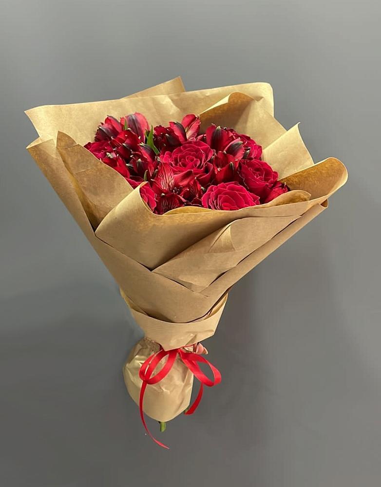 Букет цветов из: Альстромерии и Розы в Альбурикенте