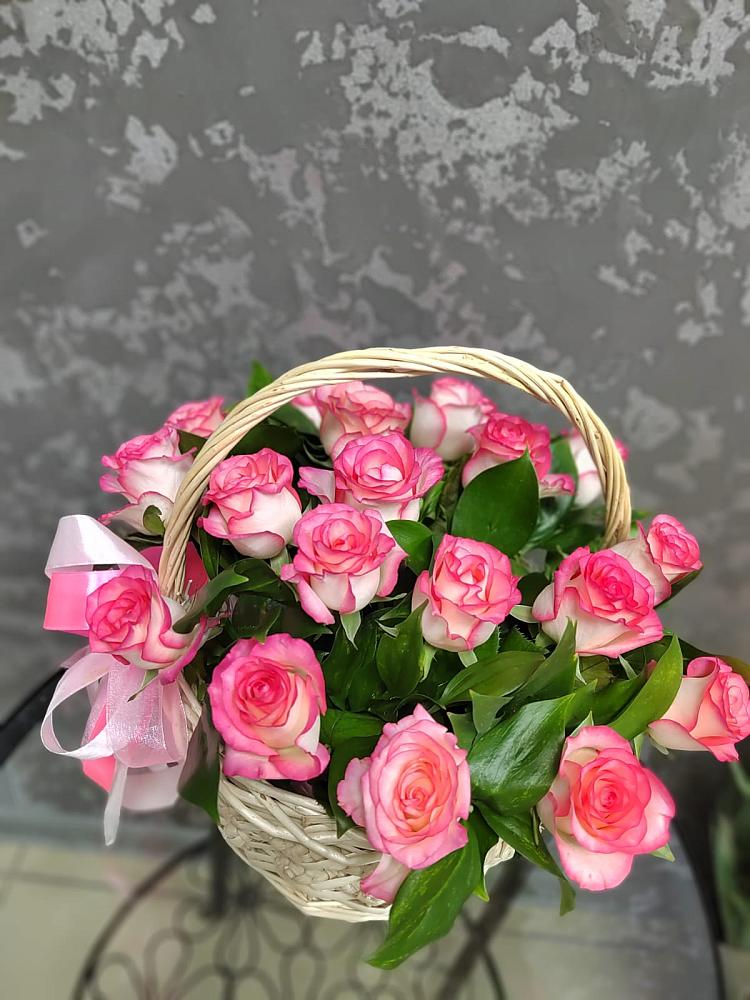 Цветочная композиция из Розы в корзине в Альбурикенте