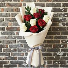 Букет красно-белые розы в Альбурикенте Букет цветов из:  Розы в Альбурикенте