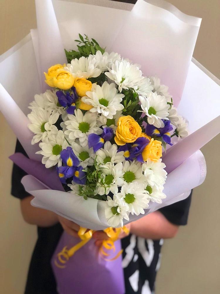 Букет солнечный привет в Альбурикенте Букет цветов из: Ирисы, Хризантемы и Розы в Альбурикенте