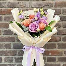 Букет цветочные ноты в Альбурикенте Букет цветов из:  Лизиантусы и Розы в Альбурикенте