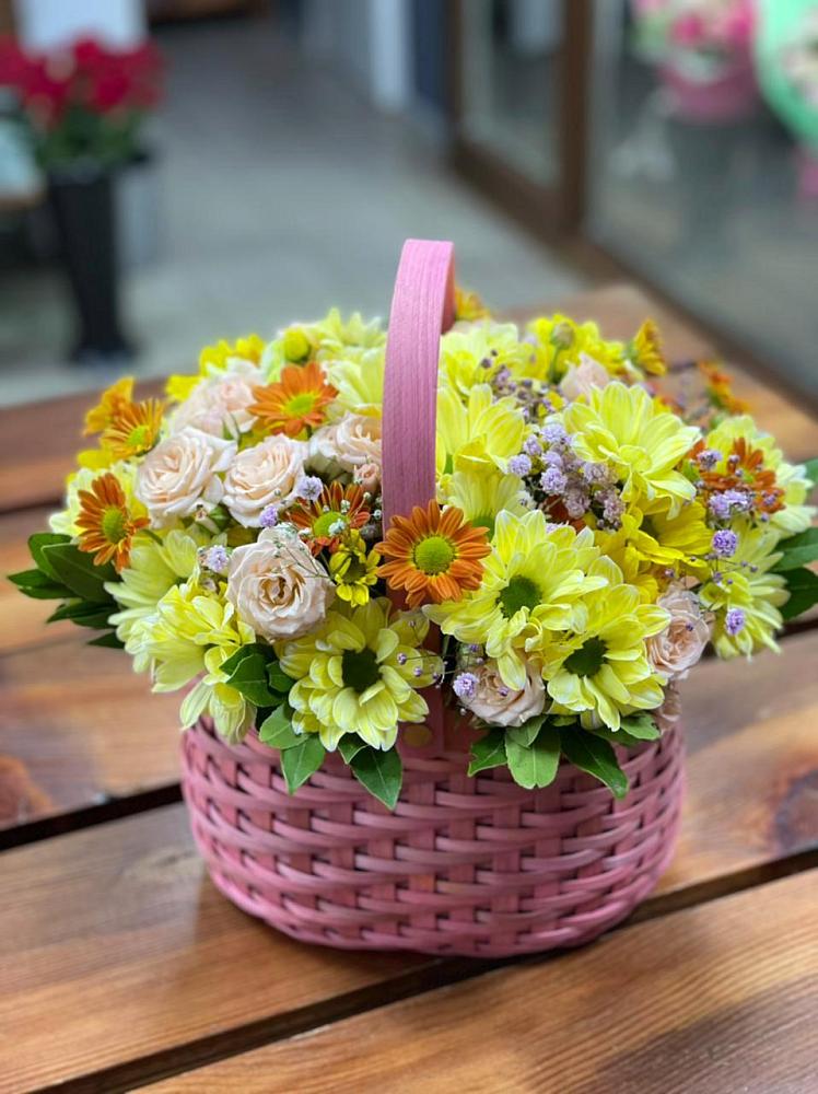 Цветочная композиция из Хризантемы и Розы в корзине в Альбурикенте