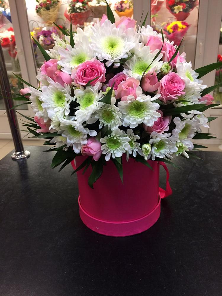 Цветочная композиция из Розы и Хризантемы в шляпной коробке в Альбурикенте