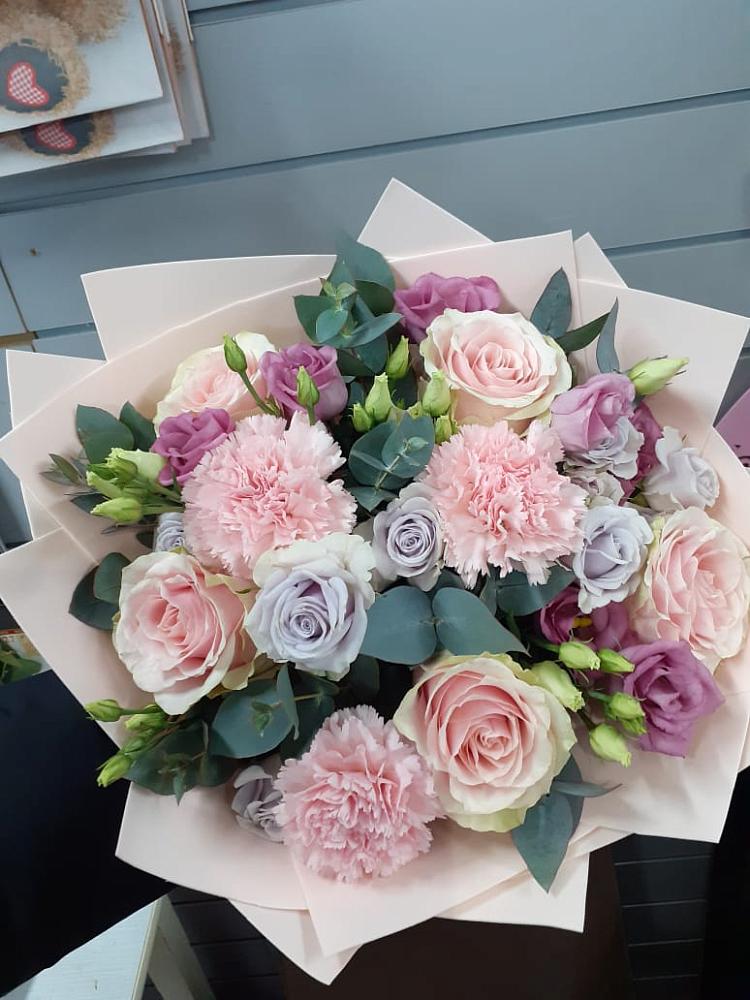 Букет цветов из: Розы, Гвоздики и Лизиантусы в Альбурикенте